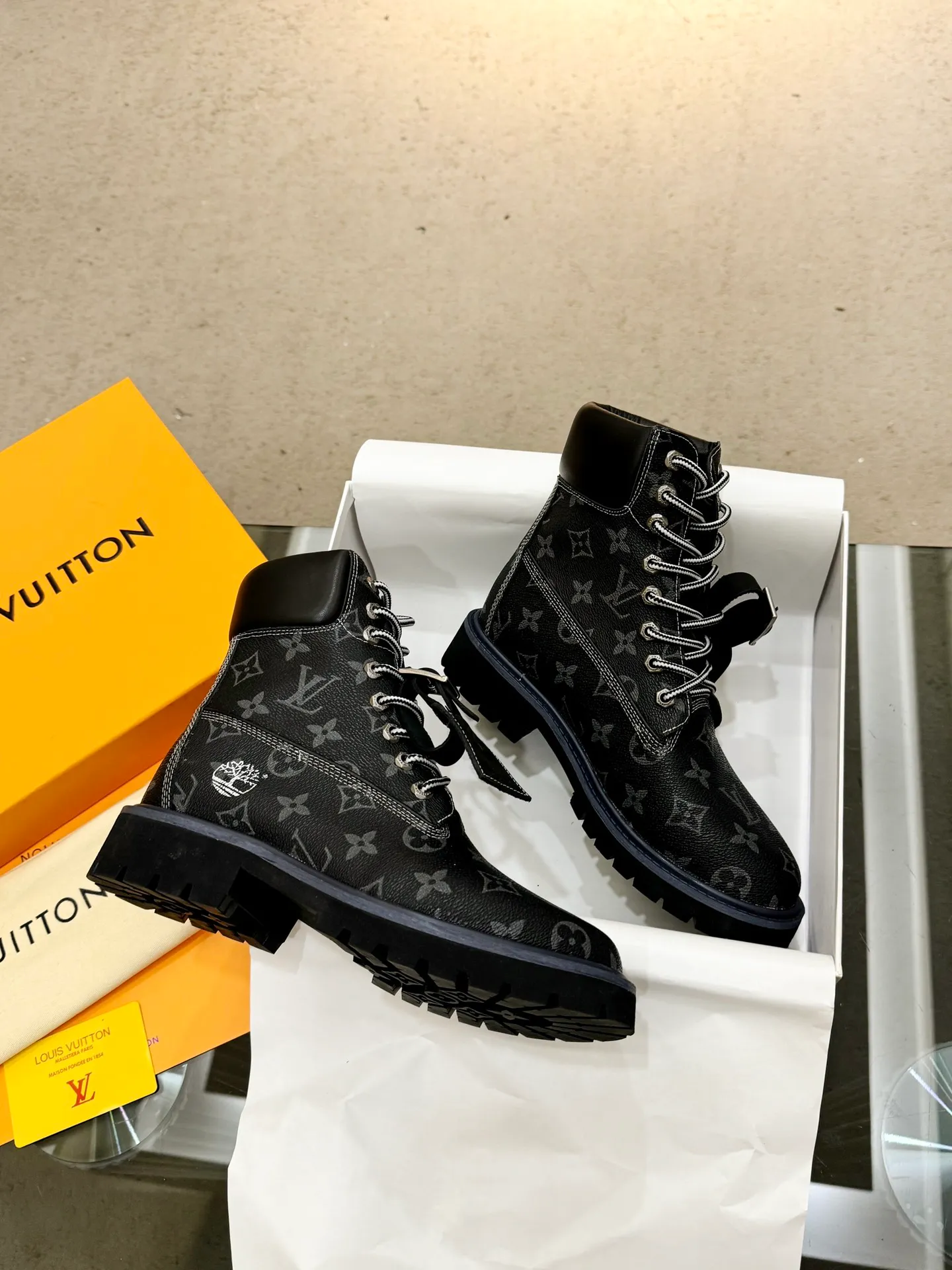 👟👟Ex-factory price 560👟👟 Men's size +20 Top version: 🏆Louis Vuitton x Timberland co-branded Via Instagram Lv ²⁰²4𝐬𝐬 Early autumn Timberland rhubarb boots worn by many stars 💯Multiple sets of outfits, autumn and winter limited edition👊 It is very difficult to buy at counters. This will be the first explosive version to detonate early autumn. It is worthy of having a unique fashion trend leading style. It is highly recommended to buy. Fabric: first layer nubuck leather. Lining: cowhide lining. Outsole: two-color rubber (sole thickness 5cm). Size: Female 35-41 (41 customized) Male 39-45 (45 customized)